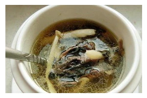以乌鸡滋补汤为健康养生的佳品（传统滋补汤品的制作，让您享受健康美味）