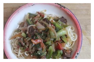 新疆家常素拌面的做法（打造道地的新疆美食，让口味大开眼界）