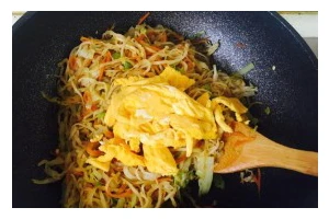 榨菜时蔬炒饼的做法（清爽又营养，轻松做出美味早餐）