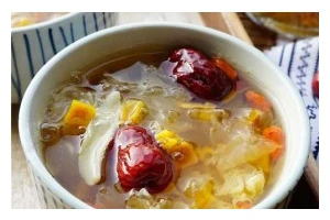 百合银耳莲子羹的做法（营养丰富，美味可口的汤品）