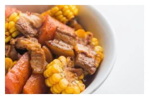 玉米红烧肉，口感鲜美，营养丰富（以玉米入菜，烧出美味佳肴）