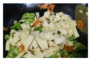 家常小炒食谱（美味健康，营养丰富的素菜佳肴）