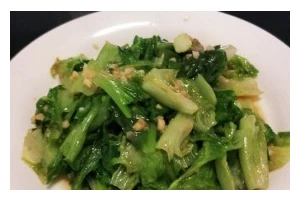 香蒜味十足，口感清爽的蒜蓉酱油生菜（教你如何制作一道开胃又健康的生菜佳肴）