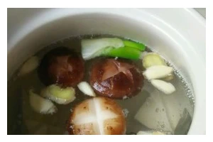 爽口美味肉片鲫鱼汤的制作方法（健康简易，做法详解）