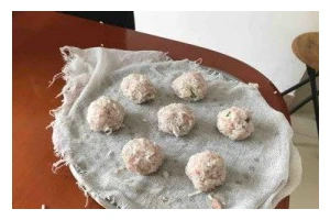 双色珍珠丸子的制作方法（一道美味可口的传统小吃）
