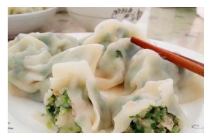 美味猪肉香葱水饺的制作方法（手把手教你如何制作口感鲜美的水饺，让你的家人大饱口福）