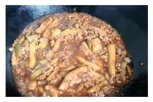 美味烧茄子，甜椒肉沫来凑（用新鲜食材，做出佳肴；茄子与肉沫交融，鲜香满满）