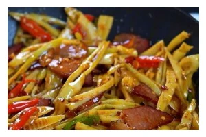 小腊猪穿竹林竹笋炒腊肉的做法（家庭必备，香辣可口，简单易学的小腊猪穿竹林竹笋炒腊肉的做法）