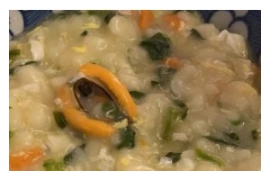 窝瓜疙瘩汤，清爽美味的夏日佳品（用新鲜窝瓜和疙瘩配制，做出清香爽口的夏日汤品）