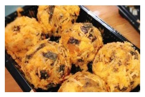 美味肉松饭团的制作方法（用最简单的步骤，轻松做出诱人的美食）