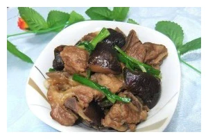 香菇排骨煲的做法（让你尝到家常味道的美食）