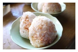 十谷米饭团的制作方法（掌握这一技巧，做出营养美味的健康饭团）