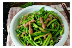 学会做美味的蒜香肉丝（用最简单的方法在家做一道中餐经典菜肴）