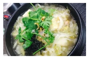 酸菜粉丝肉丸汤，家常美味不容错过！（一碗酸甜可口，丰富多彩的滋味体验）