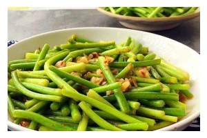 五花肉炒蒜苔的家常做法（美味又营养，做法简单易学）