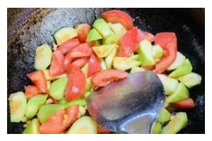 美味丝瓜炒西红柿（健康简单的家常菜）