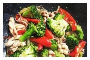 鲜香美味的以西芹鱿鱼花（一道简单易做的海鲜佳肴，让你爱上厨房）
