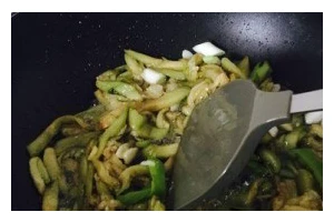 美味可口的以西红柿尖椒炒茄子（一道家常做法让你的餐桌更加丰富多彩）