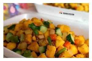 美味好吃的小炒土豆黄瓜丁，让你回味无穷！（美味好吃的小炒土豆黄瓜丁，让你回味无穷！）