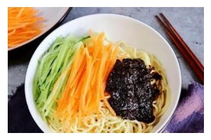 夏至炸酱面，暑夏清爽必备！（以黄瓜为主角的家常炸酱面，让你度过一个舒爽的夏至。）