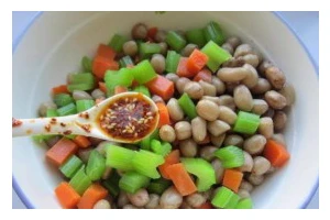五香芹菜花生米的制作方法（健康美味的家常小食）