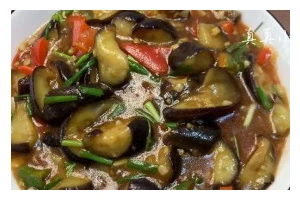 素食餐桌上的精华——素烧酱油茄子（健康美味的素食佳肴，享受健康生活之美）