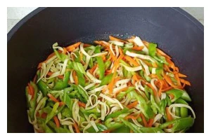 美食家的必学技能——小炒千张丝（传统家常菜也能做得别有风味！——小炒千张丝的制作秘籍）