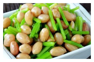 以西芹百合花生米的做法和食用技巧（一道营养美味的家常菜）
