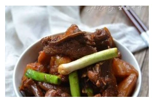 美食之旅——土豆烧仔鹅（香酥鹅肉与软糯土豆的完美融合）
