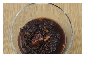 滋补桂圆红枣黑米羹做法详解（秋冬必备的暖身饮品，以黑米和红枣为主料，加入桂圆，滋补又美味）