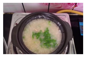 烧骨芥菜粥，营养美味一次完成！（以烧骨为底，加入新鲜芥菜，煮出美味又营养的粥！）