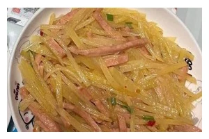 家常美食教程——蒜蓉尖椒土豆丝（健康美味，香辣可口，丰富口感）