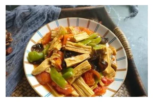 双椒腐竹的美食探秘（辣味与鲜香的完美融合）