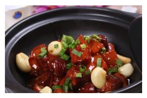 用三杯砂锅制作美食（一口砂锅味道鲜，三杯砂锅制作香）