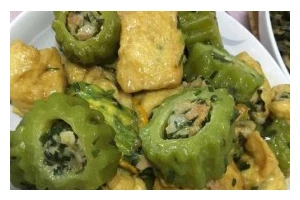猪肉豆腐酿苦瓜的家常做法（美味又营养，让你爱上苦瓜的神仙菜）