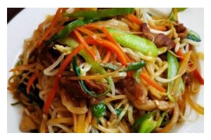 美味可口的肉丝炒面（家常料理，简单易学，不容错过！）