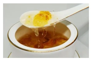 清爽可口的椰汁雪燕羹（用新鲜椰汁和雪燕制作，味道清新、健康美味）