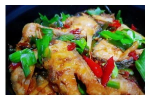 鲜美可口的鱼块炖豆腐（香气四溢，营养丰富的家常菜）