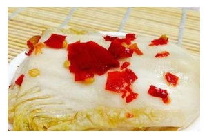 家常美食（用辣椒和盐，制作口感鲜美的腌辣白菜）