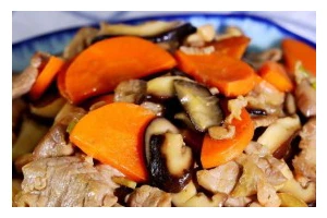 香菇肉片家常菜的做法（用香菇和瘦肉，做出下饭好菜）