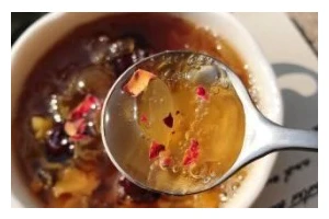 桃胶皂角炖雪耳，味蕾盛宴（传统食材的华丽融合，滋补养生之选）