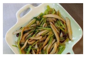 杏鲍菇炒香芹，营养美味又健康（快手菜谱大公开！做法简单，口感极佳，赶紧来学！）