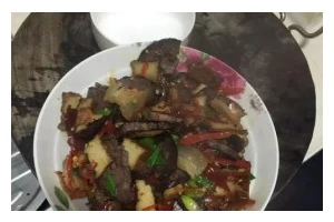 蒜泥猪血的美食探秘（鲜香可口的家常美味）