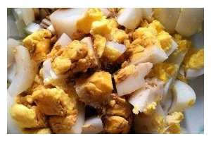 香葱酱拌鹅蛋，美味又营养（用鹅蛋搭配香葱酱，健康又美味）