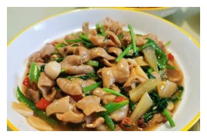 香辣猪肠的制作方法（用家常食材轻松做出美味的猪肠）