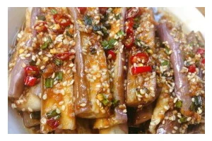 水蒸茄子，轻松做出健康美味（用轻轻一蒸的方式，释放茄子的鲜美）