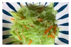 香油莴笋丝的做法（清爽可口，营养丰富，家常小菜必备）