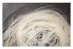 酸辣拌粉，美味又营养（教你做一份好吃的酸辣拌粉）