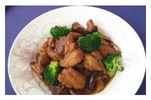 香菇闷鸡腿的做法（美味健康的鸡肉佳肴，营养丰富的美食）