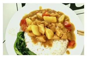 香气四溢的香水菠萝咖喱饭（让你尝遍东南亚风味，轻松做出美味佳肴）
